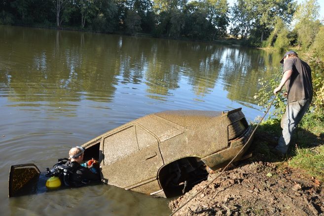 Épave de voiture repêchée dans un étang par un plongeur